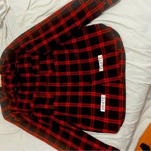 the fit (fitted, loose), the fabric (cotton, linen)r style (round, V-neck),